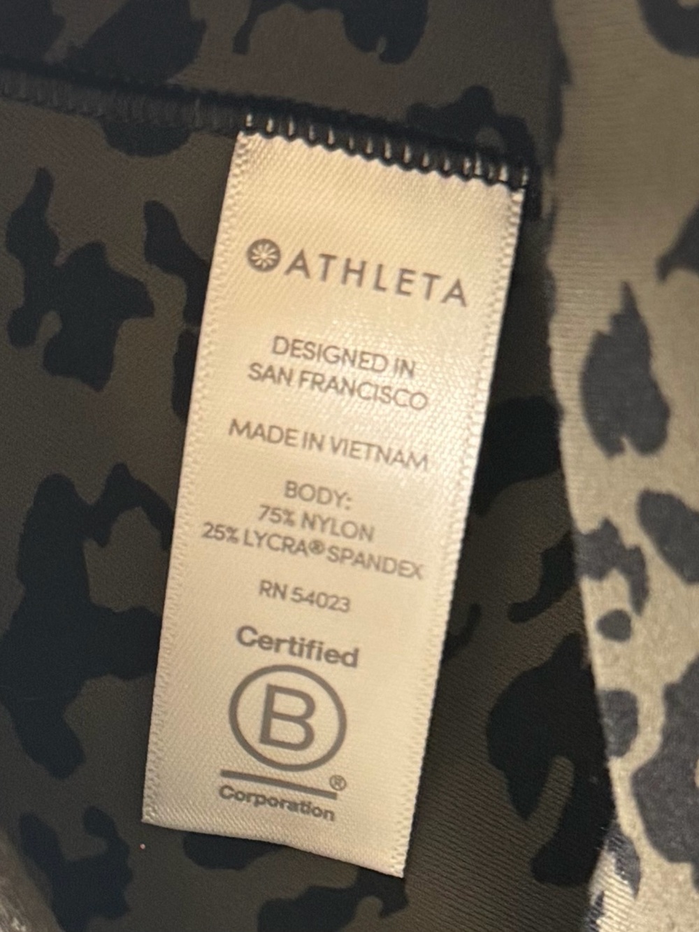 Athleta Salutation ll Capri Leopard Print Leggings - Black/Gray Size-Small - Picture 4 of 7